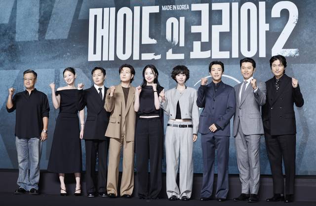 우민호 감독(왼쪽부터), 배우 차희, 노재원, 정성일, 원지안, 서은수, 우도환, 현빈, 정우성이 2일 오전 서울 영등포구 콘래드 호텔에서 열린 디즈니 플러스 시리즈 ‘메이드 인 코리아 시즌2’ 제작발표회에서 포즈를 취하고 있다. 뉴시스