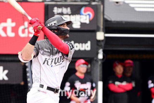 21일 오후 경기도 수원KT위즈파크 진행된 '2026 신한 SOL KBO 리그' 기아 타이거즈 - 수원 KT 위즈의 경기. KT 힐리어드가 1회초 2사 기아 김태형을 상대로 솔로포를 때리고 있다./마이데일리