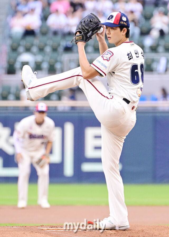 30일 오후 서울 잠실야구장에서 진행된 '2026 신한 SOL KBO 리그' 키움 히어로즈-두산 베어스의 경기. 두산 선발 최민석이 역투를 펼치고 있다./마이데일리