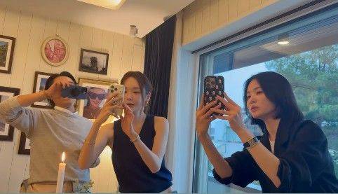 [서울=뉴시스] 고현정이 직접 촬영한 영상에 배우 송혜교가 가수 정재형(왼쪽), 강민경(가운데)과 함께 절친 엄정화의 와인 출시를 축하하는 자리에 참석한 모습이 담겼다. (사진=인스타그램 '고현정(@atti.present)' 캡처)