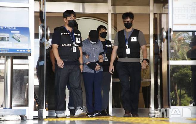 [제주=뉴시스] 우장호 기자 = 제주 실종신고 허위 종결로 직무유기 등의 혐의를 받는 제주 서부경찰서 소속 부모(30대) 경장이 1일 오후 제주시 이도이동 제주동부경찰서 유치장에서 검찰로 구속 송치되고 있다. 2026.09.01. woo1223@newsis.com