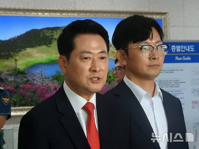 [제주=뉴시스] 김수환 기자 = 국민의힘 장동혁 대표가 28일 오후 제주 실종신고 허위종결 사건과 관련해 제주경찰청을 찾아 고평기 청장 면담 후 취재진과 만나 발언하고 있다. 2026.08.28. notedsh@newsis.com