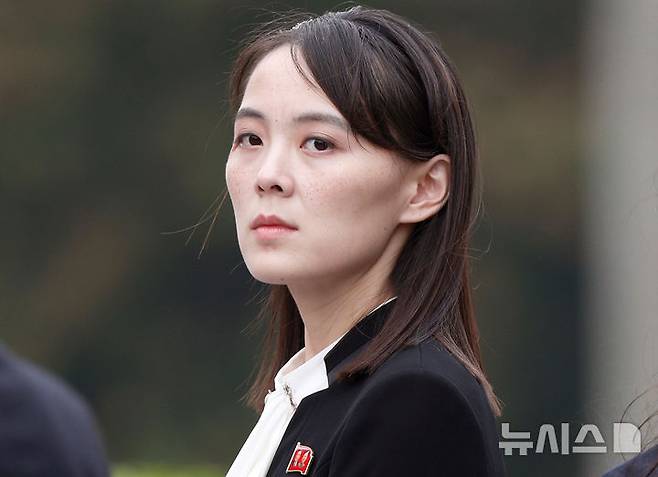 [하노이=AP/뉴시스] 2019년 3월2일 베트남 하노이 호찌민 묘소에서 열린 헌화식에 김정은 북한 국무위원장의 여동생 김여정 노동당 부부장이 참석한 모습. 2019.03.02.