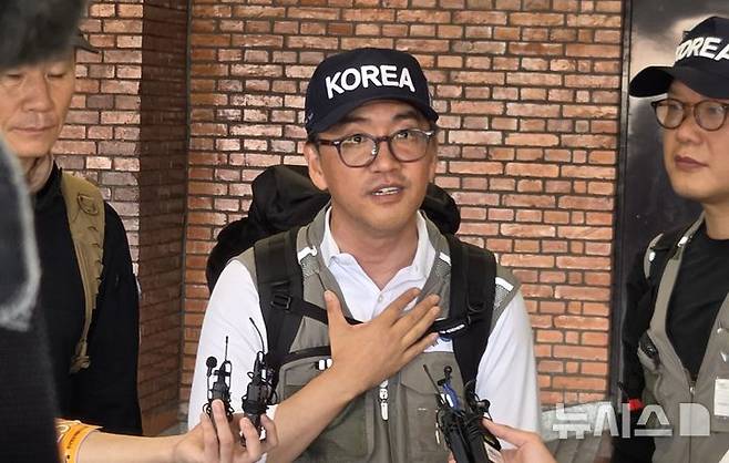 [카트만두=뉴시스] 박정규 특파원 = 네팔 홍수 실종자 수색·구조를 위한 정부 해외긴급구호대가 2일 오전 네팔 카트만두 트리부반국제공항에 도착한 가운데 이규호 해외긴급구호대 대장이 취재진의 질문에 답하고 있다. 2026.09.02 pjk76@newsis.com