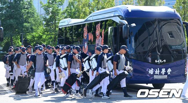 [OSEN=목동, 최규한 기자] 12일 오후 서울 목동야구장에서 ‘제54회 봉황대기 전국고교야구대회’ 1회전 인천고와 배재고의 경기가 열린다.부적절한 응원 구호로 징계를 받은 배재고 야구부는 광주제일고를 방문해 직접 사과했고, 대한체육회 스포츠공정위원회 징계 재심 청구 끝에 출전정지를 1개월로 감경받아 이번 대회에 나서게 됐다.배재고 야구부 선수들이 경기장으로 향하고 있다. 2026.08.12 / dreamer@osen.co.kr