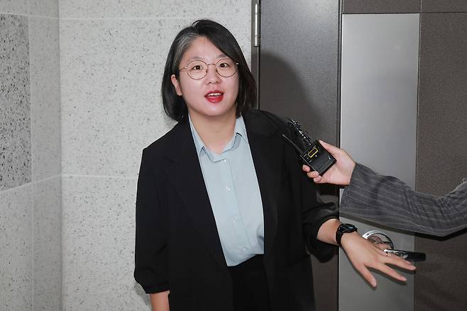 성평등가족부 장관 후보로 지명된 용혜인 기본소득당 원내대표가 8월31일 국회 의원회관의 사무실로 출근하고 있다. ⓒ연합뉴스