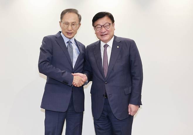 정점식 국민의힘 원내대표가 8월31일 서울 서초구 이명박 전 대통령 사무실을 방문해 이 전 대통령과 기념 촬영하고 있다. ⓒ국회사진기자단
