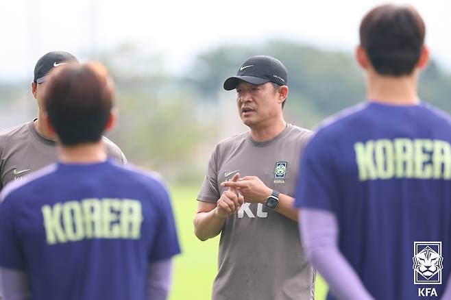 이민성 아시안게임 축구대표팀 감독(가운데) | 대한축구협회 제공