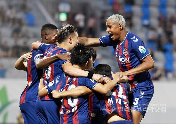 수원FC 프리조 역전골 환호, 부산아이파크에 2-1 승리.2026.8.30.(사진=김경수 기자/ 발리볼코리아닷컴)