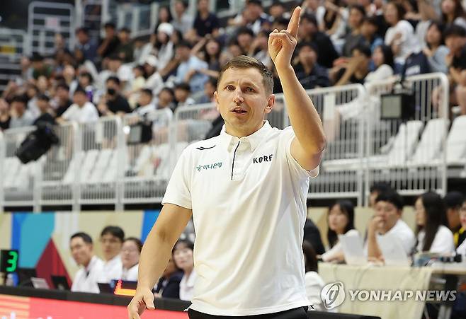 작전 지시하는 니콜라이스 감독 (수원=연합뉴스) 홍기원 기자 = 31일 경기도 수원시 KT소닉붐아레나에서 열린 국제농구연맹(FIBA) 월드컵 남자 아시아 예선 2라운드 한국과 사우디아라비아의 경기. 한국 니콜라이스 감독이 작전을 지시하고 있다. 2026.8.31 xanadu@yna.co.kr