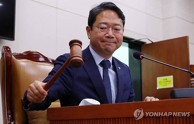 의사봉 두드리는 김승원 법무부 장관 후보자 (서울=연합뉴스) 이동해 기자 = 법무부 장관 후보로 지명된 김승원 소위원장이 31일 국회에서 열린 법제사법위원회 법안심사제1소위원회에서 의사봉을 두드리고 있다. 2026.8.31 eastsea@yna.co.kr