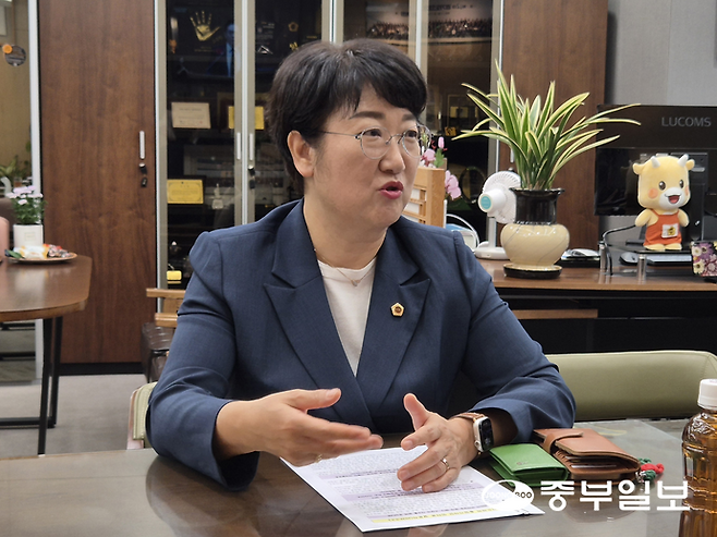 고은정 경기도의회 부의장이 3일 도의회 부의장실에서 출입기자단과 인터뷰를 하고 있다. 강현수기자