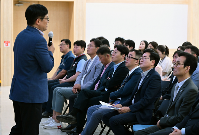 3일 박찬대 인천시장이 시청 대회의실에서 열린 직원 월례조회에서 '인공지능, 지금 우리곁에 있는 인천의 미래'를 주제로 감장현 성균관대 교수의 강의를 듣고 있다.