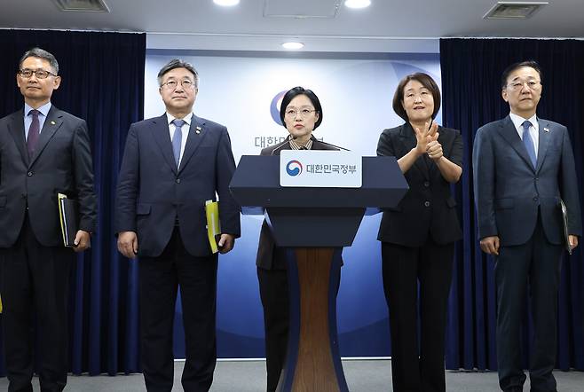 한성숙 국무총리가 3일 서울 종로구 정부서울청사에서 열린 행정·공공기관 이전 및 공공기관 기능 개혁 관련 기자회견에서 발언하고 있다. 연합뉴스