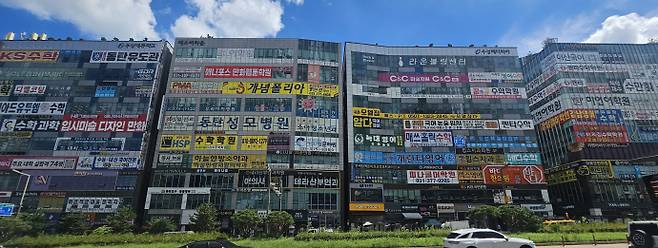 경기도 동탄2신도시 내 상가에 병·의원과 각종 대형 학원들이 밀집된 모습. /김성빈 기자 ksb@namdonews.com