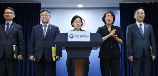 한성숙 국무총리(가운데)가 3일 정부서울청사에서 '행정·공공기관 이전 및 공공기관 기능개혁' 관련 기자회견을 하고 있다. 연합뉴스