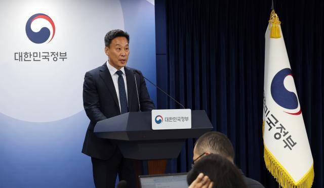 라인동영상서비스(OTT) 플랫폼 '티빙'에서 소스 코드가 포함된 기술 자산 361건과 이용자 계정 약 3천954만 개가 유출된 것으로 확인됐다. 과학기술정보통신부는 3일 정부서울청사에서 민관합동조사단의 티빙 침해사고 조사 결과를 이같이 발표했다. 3일 정부서울청사에서 임정규 과기정통부 정보보호네트워크정책관이 조사 결과를 발표하고 있다. [사진=연합뉴스]