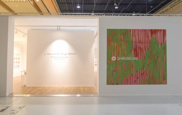 사진은 9월 2일 수요일 오전 서울 코엑스에서 열린 ‘프리즈 서울’의 ‘신세계 라운지’ 입구. 폴 콕스의 ‘Diary’ 연작 대표작 중 하나인 <Diary 16 05 26>가 대형 이미지로 구현돼 있다.(신세계그룹 제공)