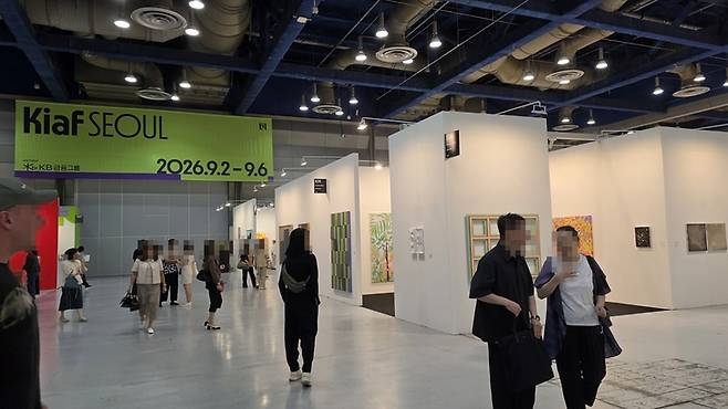 ▲2일 서울 강남구 코엑스에서 문을 연 '키아프 서울 2026' 전경. 화이트 부스와 조명이 어우러진 현대적인 전시 공간이 관람객들을 맞이하고 있다. 사진=장혜원 기자