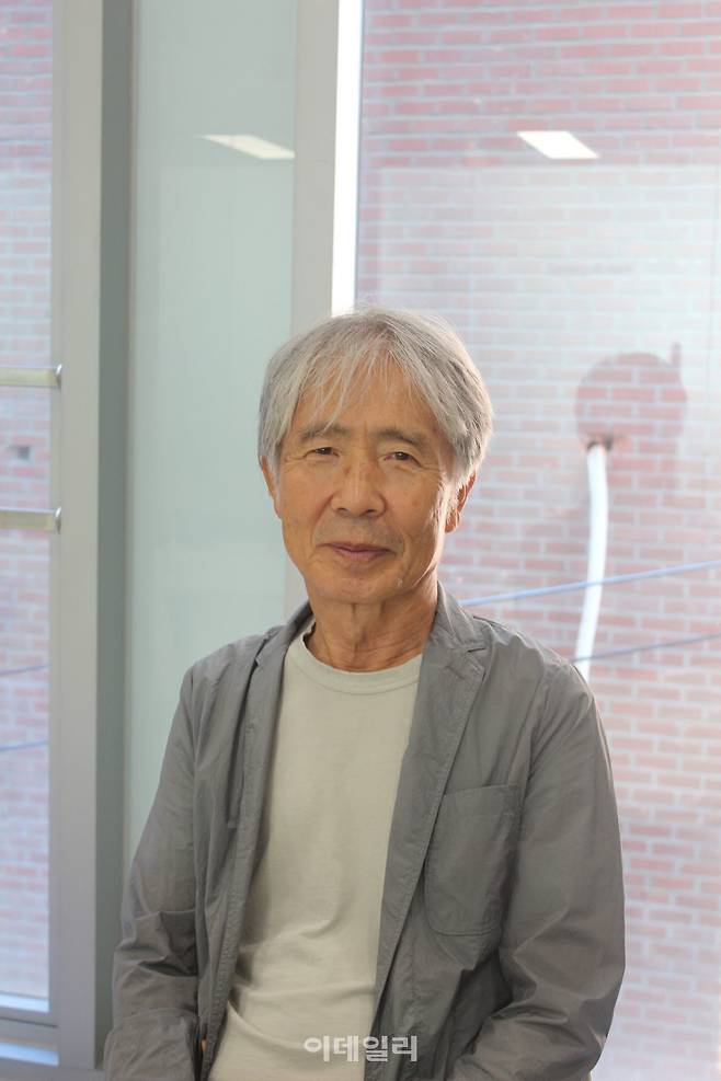 가수 최백호가 이데일리와 인터뷰를 마친 뒤 포즈를 취하고 있다.(사진=김현식 기자)