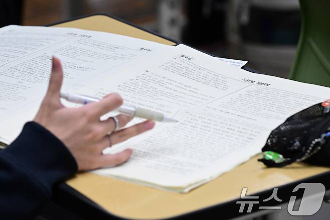 2027학년도 대학수학능력시험 9월 모의평가 시행일인 2일 오전 서울 마포구 서울여자고등학교에서 학생들이 시험 응시를 앞두고 문제를 풀고 있다. 2026.9.2 ⓒ 뉴스1 사진공동취재단