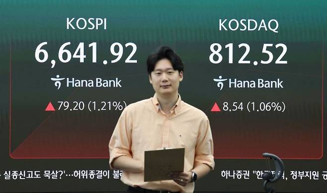 코스피가 상승 출발해 장 초반 6,600대를 회복한 3일 서울 중구 하나은행 본점 딜링룸 전광판에 실시간 코스피와 코스닥 지수가 표시돼 있다. 연합뉴스