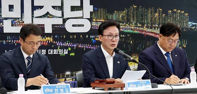 더불어민주당 김민석 대표(가운데)가 2일 세종시 보람동 세종시청에서 열린 당 최고위원회의에서 모두발언을 하고 있다. 김 대표는 “거시 경제는 회복되고 있지만 국민들의 체감 경기는 아직 그에 못 미치고 있는 것이 사실”이라며 “그에 대해서 정부와 여당은 무거운 책임감을 느끼고 있다”고 했다. 세종=뉴스1