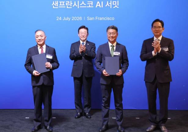 한진만(왼쪽 세번째) 삼성전자 파운드리 사장과 혹 탄 브로드컴 최고경영자가 24일(현지시간) 이재명 대통령이 임석한 가운데 미국 샌프란시스코 더 미드웨이에서 열린 AI 서밋에서 첨단 반도체 기술 분야 전략적 파트너십 업무협약을 체결한 뒤 기념 촬영을 하고 있다. 오른쪽은 이재용 삼성전자 회장. 연합뉴스