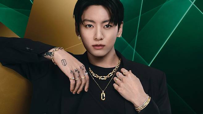 Jungkook combinou o colar Laurence Graff Signature Pavé Diamond Large Chain com o pingente Laurence Graff Signature Pavé Diamond. Foto: Graff