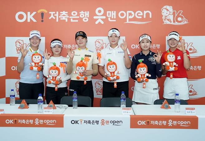 3일 경기 포천 아도니스CC에서 열린 한국여자프로골프(KLPGA) 투어 OK저축은행 읏맨오픈 공식 기자회견에 참석한 선수들이 기념촬영을 하고 있다. 왼쪽부터 김아림, 이예원, 방신실, 김민솔, 김우정, 오수민. 대회조직위 제공