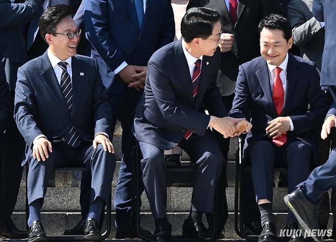 조정식 국회의장과 장동혁 국민의힘 대표가 3일 서울 영등포구 국회의사당 본청 앞 계단에서 단체사진을 촬영하기 전 악수하고 있다.