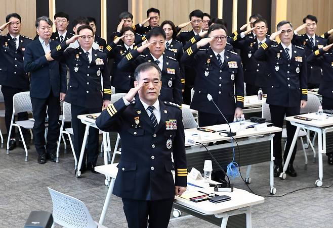 김종철 신임 경찰청장 직무대행이 3일 서울 서대문구 경찰청 어울림마당에서 열린 전국 경찰 지휘부 회의에서 국기에 경례하고 있다. 연합뉴스