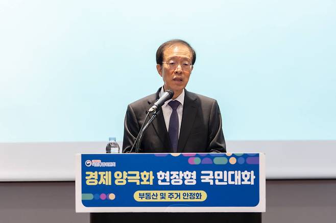 3일 서울 코엑스 컨퍼런스에서 열린 ‘경제 양극화 해법’ 위한 1차 대토론회에서 이석연 국민통합위원장이 인사말을 하고 있다. 국민통합위원회 제공