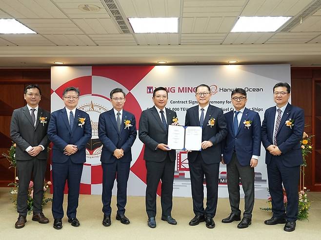 대만 현지에서 한화오션 김희철 대표이사(오른쪽에서 세번째)와 차이 펑밍 양밍해운 회장(오른쪽에서 네번째)을 비롯한 양사 관계자들이 계약식을 마친 뒤 기념촬영을 하고 있다. [한화오션 제공]