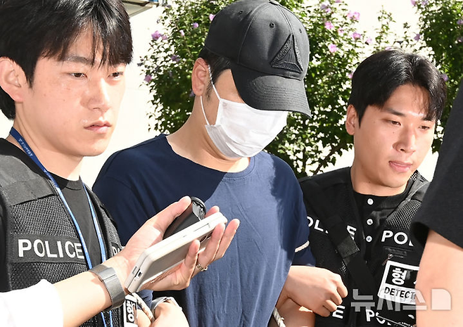 이혼소송 중인 아내를 흉기로 살해한 30대 남성 A씨가 3일 구속 전 피의자 심문(영장실질심사)에 출석하기 위해 경기 성남시 분당경찰서 유치장을 나오고 있다. A씨는 아내가 제기한 이혼 소송에서 불리한 결과를 받을 것으로 생각해 앙심을 품고 소장에 적힌 주소로 찾아가 범행을 저지른 것으로 조사됐다. [뉴시스]