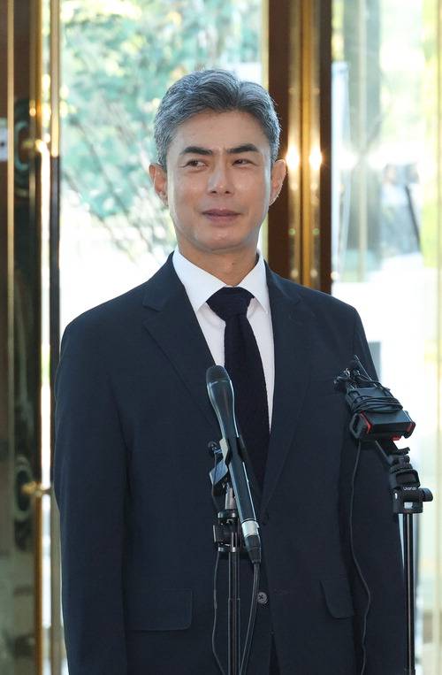 강신철 국방부 장관 후보자가 3일 청문회 준비 사무실이 차려진 서울 용산구 국방컨벤션으로 들어서고 있다.  연합뉴스