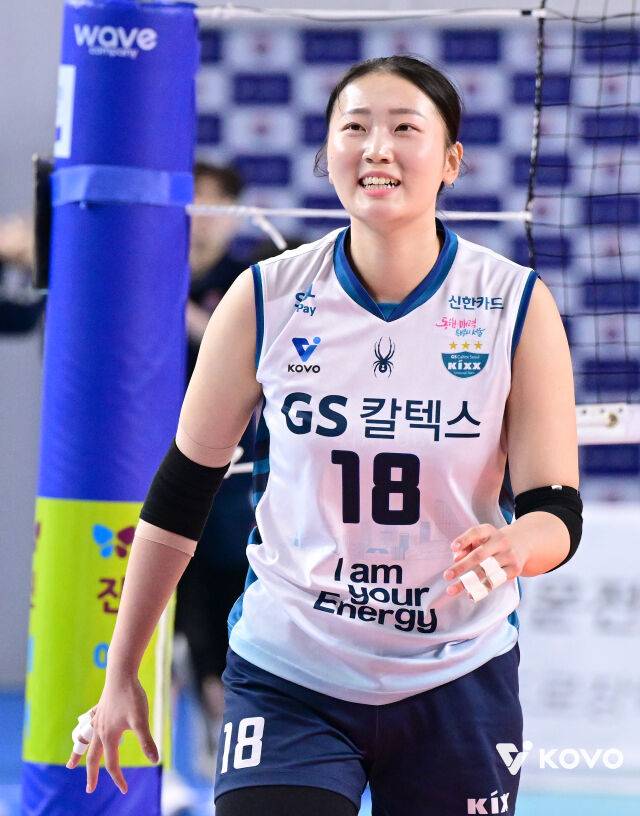 GS칼텍스 권민지가 4월 3일 김천체육관에서 열린 2025-2026 V-리그 한국도로공사와 챔피언결정전 2차전에서 미소를 짓고 있다./KOVO 제공