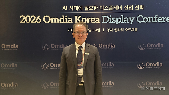 3일 서울 양재 엘타워에서 열린 ‘옴디아 한국 디스플레이 컨퍼런스 2026’에서 데이비드 시에 옴디아 대만지사 디스플레이 총괄이 발표를 하고있다. 박지영 기자.