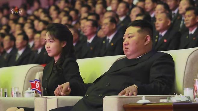 [서울=뉴시스] 북한 조선중앙TV는 김정은 국무위원장이 지난 27일 평양에서 6.25전쟁 정전협정 체결 73주년(전승절)을 기념하는 공연에 참석했다고 28일 보도했다. 이 자리에는 부인 리설주와 딸 김주애도 함께했다. (사진=조선중앙TV 캡처) 2026.07.28. photo@newsis.com *재판매 및 DB 금지