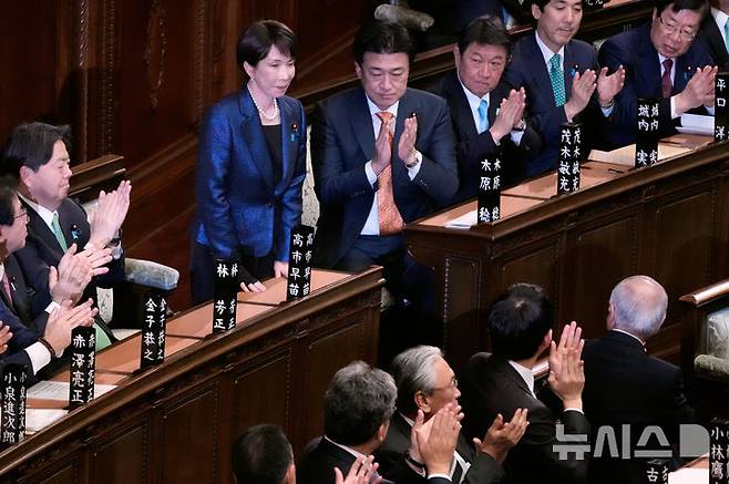 [도쿄=AP/뉴시스] 지난 2월 18일 일본 도쿄 국회에서 열린 특별국회에서 다카이치 사나에 일본 총리(가운데)가 총리로 재선출된 뒤 중의원 의원들의 박수를 받고 있는 모습. 2026.09.03.