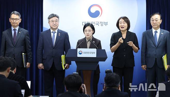 [서울=뉴시스] 조수정 기자 = 한성숙 국무총리·윤호중 행정안전부 장관·김윤덕 국토교통부 장관·허장 재정경제부 2차관이 3일 오전 서울 종로구 정부서울청사에서 행정·공공기관 이전 및 공공기관 기능개혁 관련 기자회견을 하고 있다. 2026.09.03. chocrystal@newsis.com