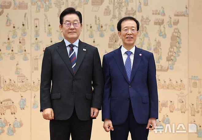 [서울=뉴시스] 고범준 기자 = 이재명 대통령이 지난해 9월15일 서울 용산 대통령실 청사에서 열린 위촉장 수여식에서 이석연 국민통합위원장에게 위촉장을 수여한 뒤 기념촬영을 하고 있다. (대통령실통신사진기자단) 2025.09.15. bjko@newsis.com