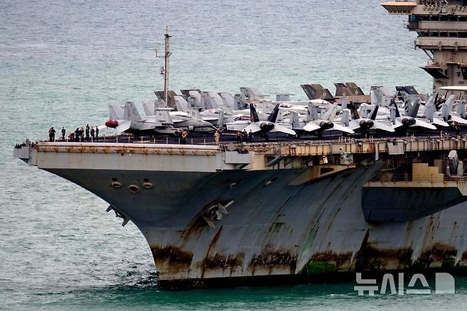[AP/뉴시스]이란 전쟁으로 역대 최장 기간 해상 체류 기록을 쓴 미군 항공모함 USS 에이브러햄 링컨함의 모습이 충격을 주고 있다고 미 CNN방송이 2일(현지 시간) 보도했다. 사진은 녹이 슨 링컨함의 함수. 2026.09.03