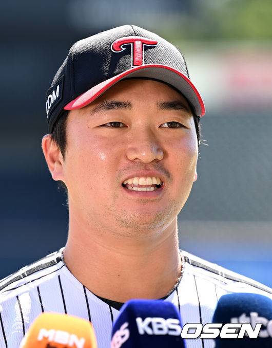[OSEN=잠실, 이대선 기자] 3일 서울 잠실야구장에서 KBO리그 두산 베어스와 LG 트윈스의 경기가 열렸다.두산은 곽빈, LG는 박시원을 선발로 내세웠다.LG로 복귀한 고우석이 포토타임을 가지고 있다. 2026.09.03 /sunday@osen.co.kr