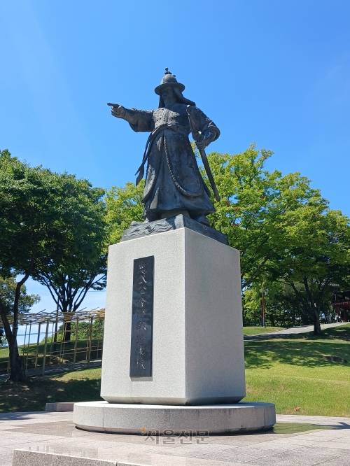 진주대첩을 이끈 김시민 장군 동상. 진주성 내부의 중심에 세워졌다.