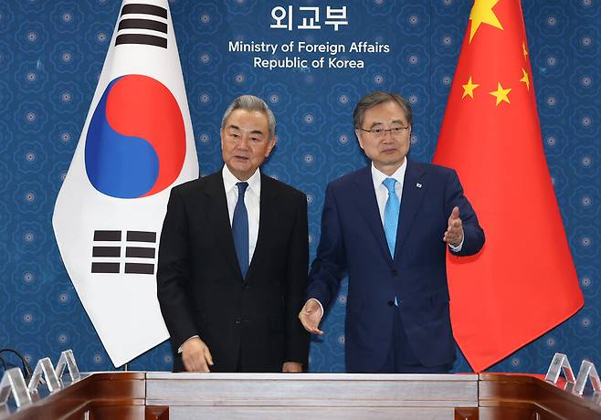 조현 외교부 장관과 왕이 중국공산당 중앙외사판공실 주임 겸 외교부장이 8월19일 서울 종로구 정부서울청사 외교부에서 열린 한중 외교장관 회담에서 악수하며 기념 촬영을 하고 있다.ⓒ연합뉴스