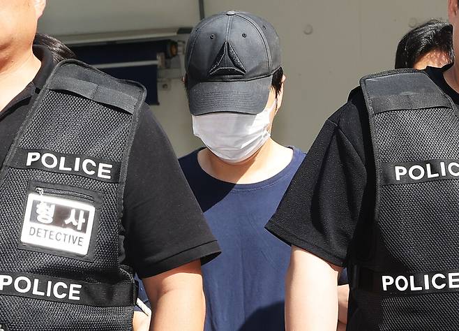 &nbsp;여러 차례 가정폭력을 신고하고 다른 거처로 피신해 있던&nbsp;아내를 찾아가 살해한 혐의를 받는 현직 공무원 A씨가 3일 구속 전 피의자 심문(영장실질심사)에 출석하기 위해 경기 성남시 분당경찰서 유치장에서 나오고 있다. ⓒ연합뉴스