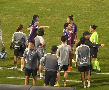 수원FC 위민 지소연(왼쪽 위)이 28일 서울시청과 WK리그 홈경기 도중 배선영 주심으로부터 부적절한 말을 들었다고 주장하고 있다. 사진출처｜한국여자축구연맹 유튜브 캡처