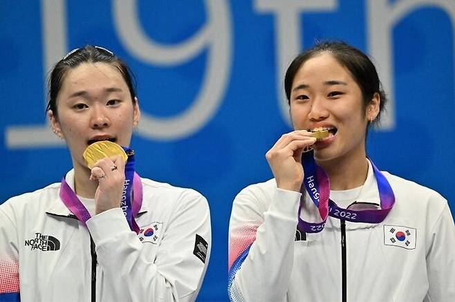 ▲ 안세영(오른쪽)과 김가은은 4일 대회 준결승행을 놓고 네트를 마주본다. 둘의 통산 전적은 안세영이 6승 4패로 근소히 앞서 있다. ⓒ 인도네시아 '볼라'