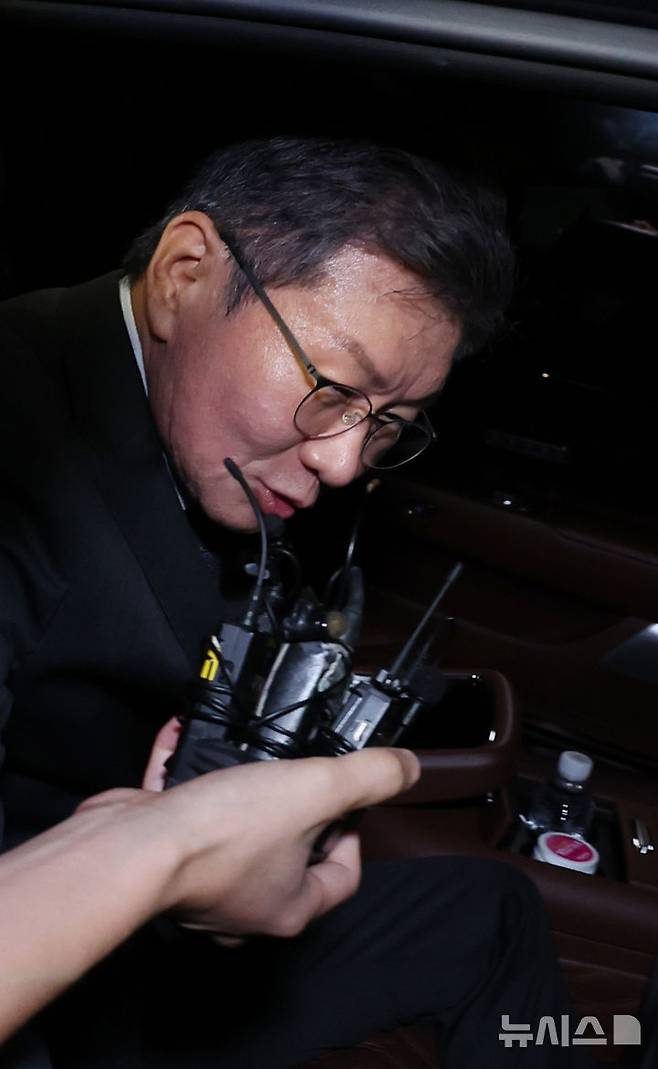 정몽규 전 대한축구협회장이 2일 서울경찰청 광역수사단 금융범죄수사대에 출석해 조사를 받은 후 귀가하며 취재진의 질문을 받고 있다. /사진=뉴시스